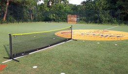 Een voetbaltennisset bestaat uit een net met veldmarkeringen en op niveau afgestemde spelregels (O12 tm walking football!)